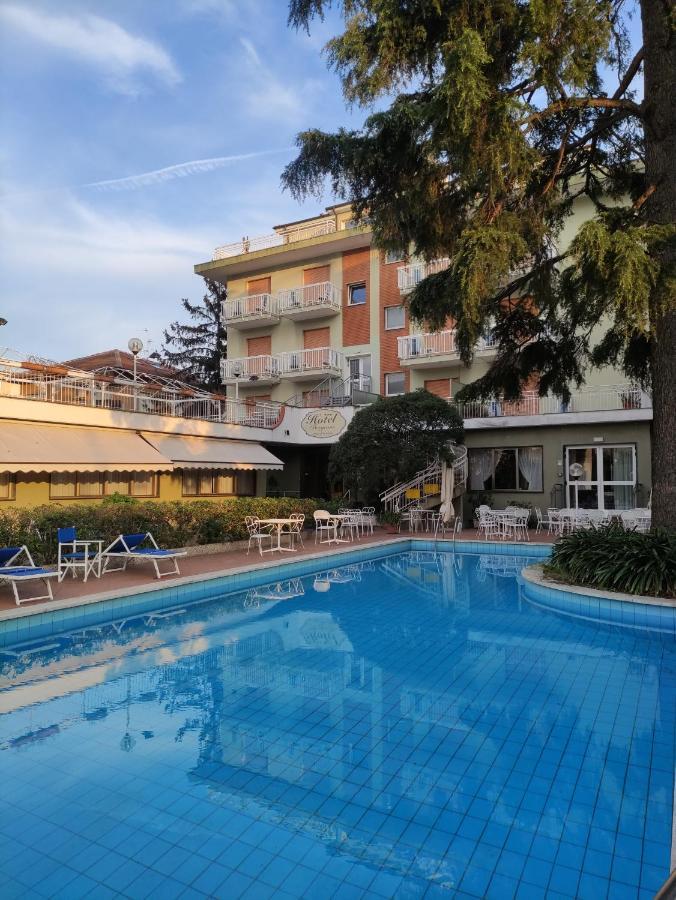 Hotel Bergamo San Bartolomeo Al Mare Exterior foto