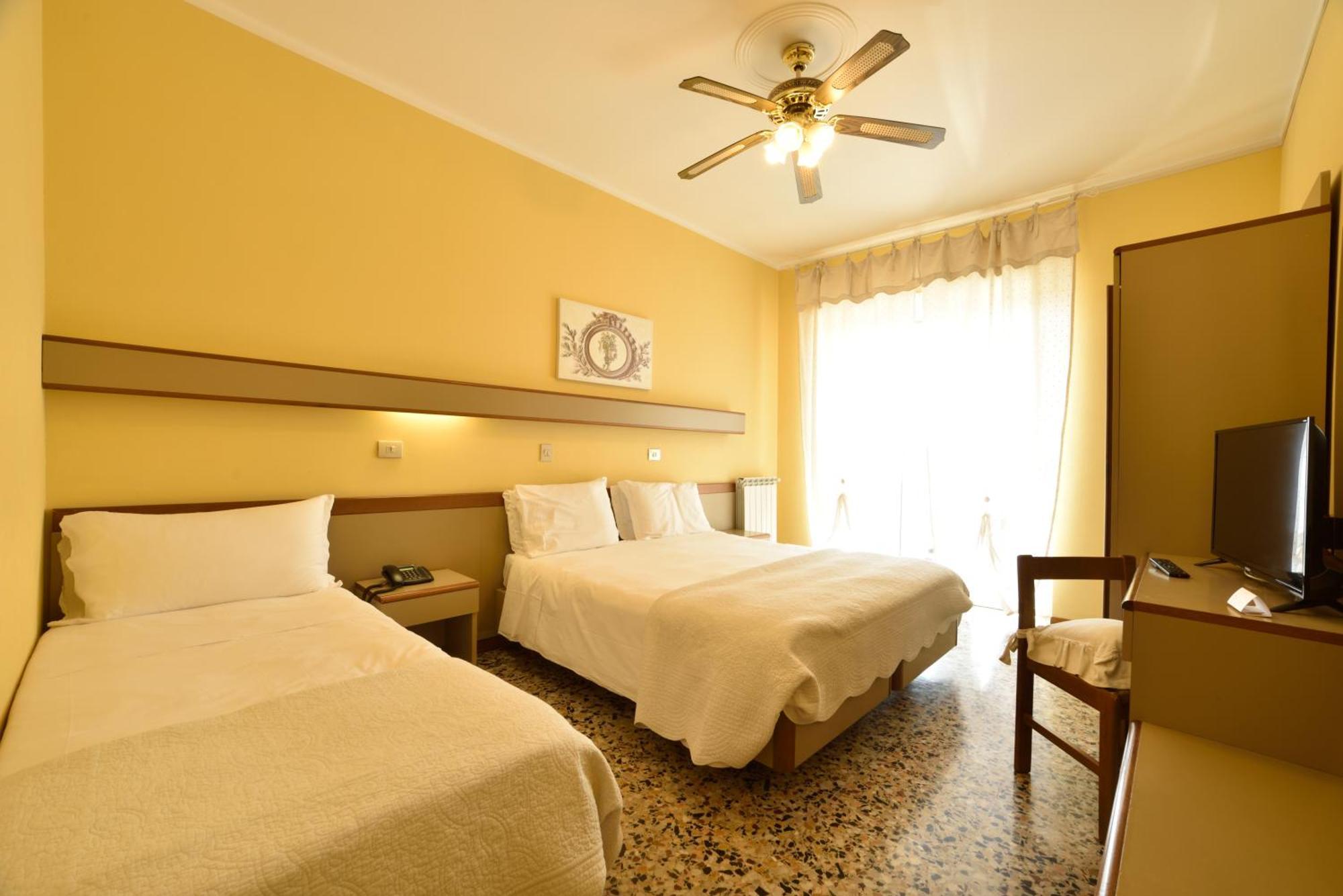 Hotel Bergamo San Bartolomeo Al Mare Exterior foto
